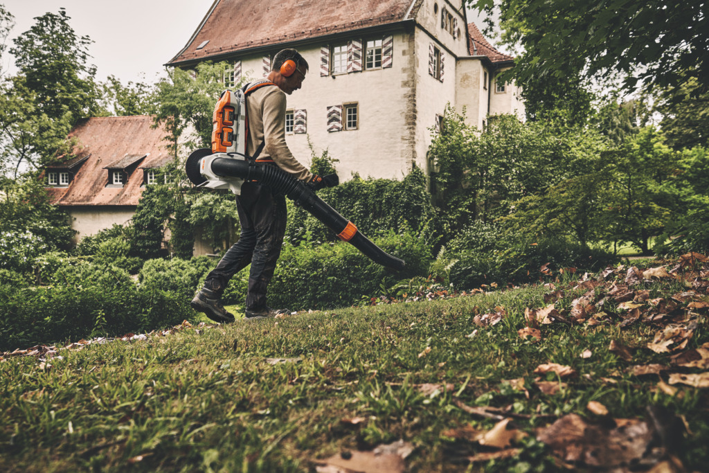 STIHL BATTERY-POWERED LEAF CLEARING TOOLS FOR PROFESSIONALS