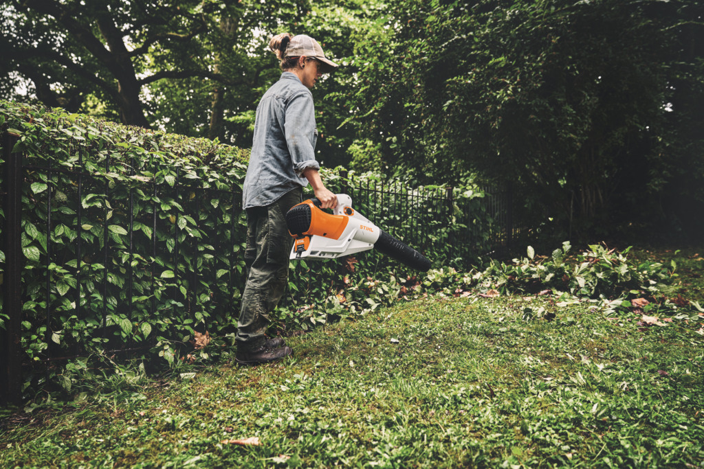 STIHL BATTERY-POWERED LEAF CLEARING TOOLS FOR PROFESSIONALS