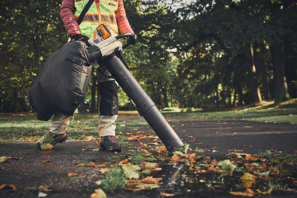 STIHL BATTERY-POWERED LEAF CLEARING TOOLS FOR PROFESSIONALS