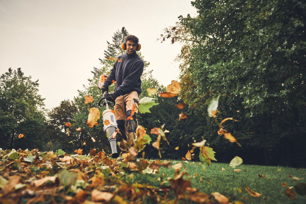 STIHL BATTERY-POWERED LEAF CLEARING TOOLS FOR PROFESSIONALS