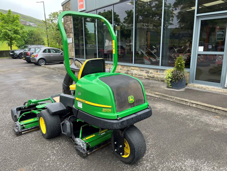 John Deere 2500E Greens Mower