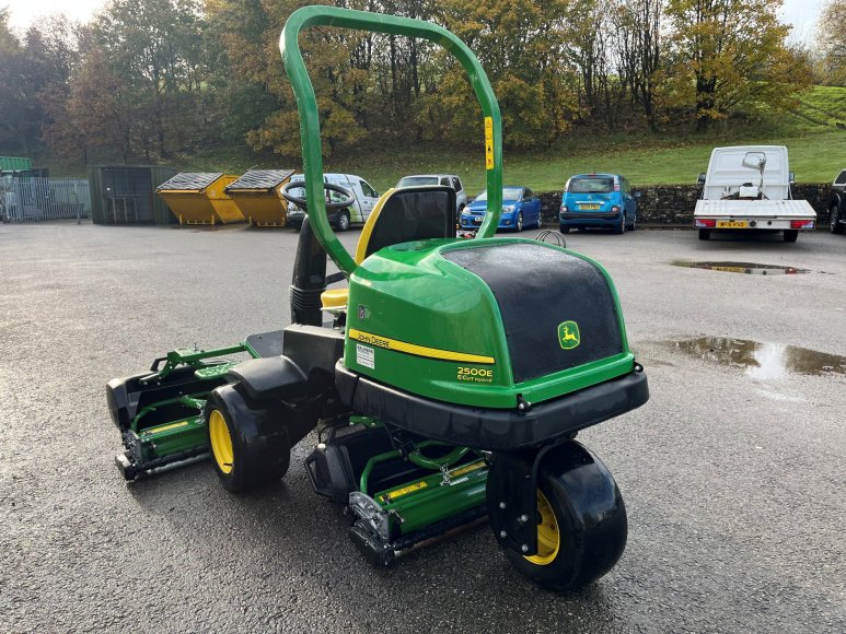 John Deere 2500E Greens Mower