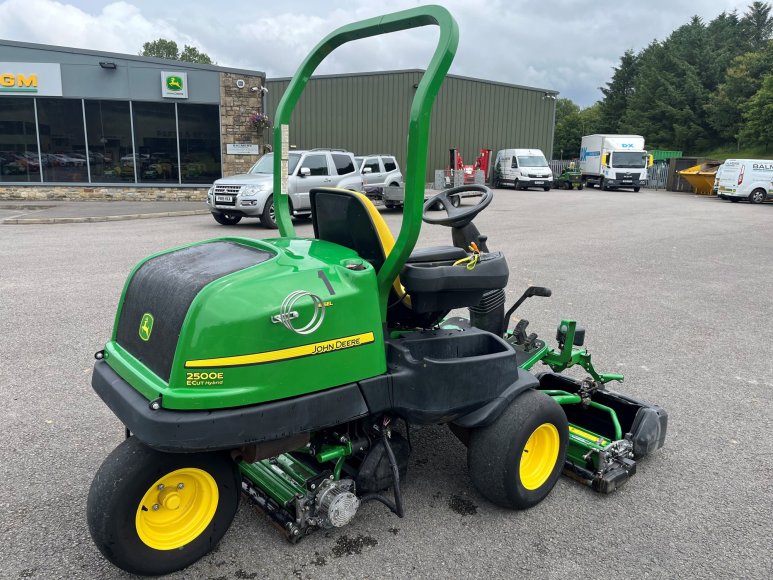 John Deere 2500E Greens Mower