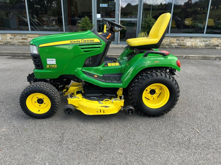 John Deere X748 Ride on Mower