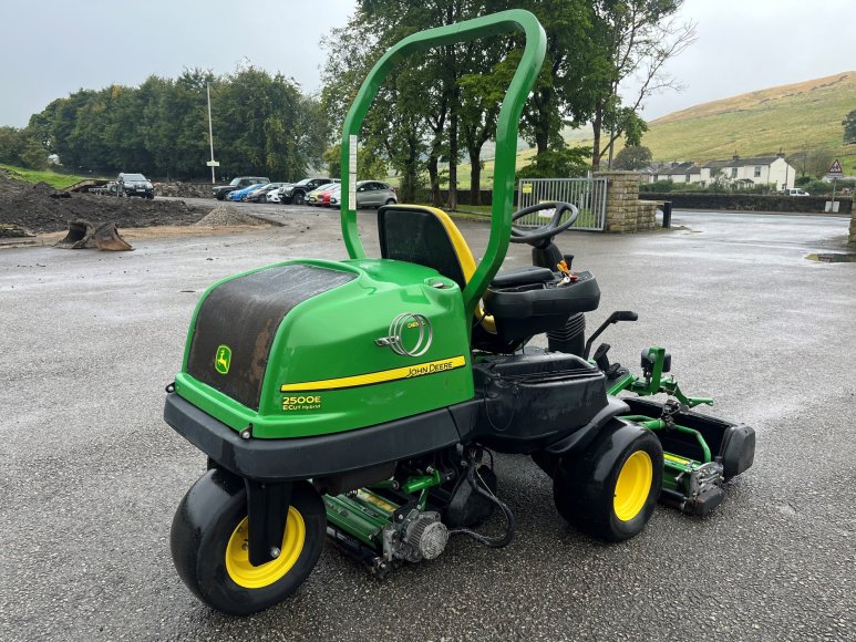 John Deere 2500E Greens Mower