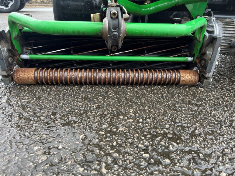 John Deere 2500E Greens Mower