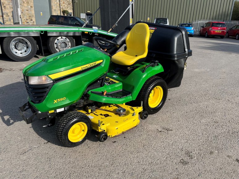 John Deere X590 Ride on Mower