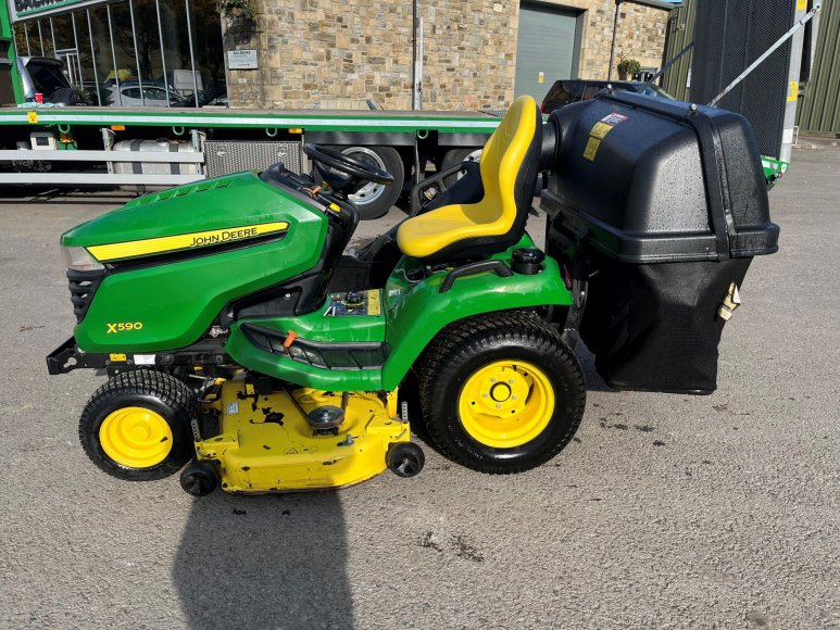 John Deere X590 Ride on Mower