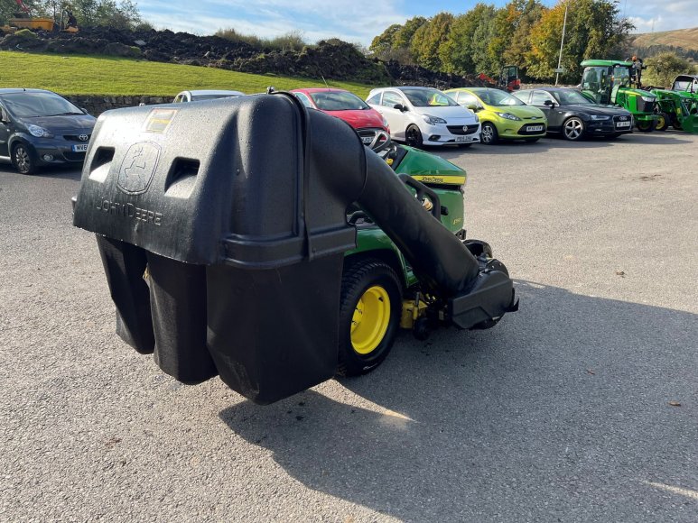 John Deere X590 Ride on Mower