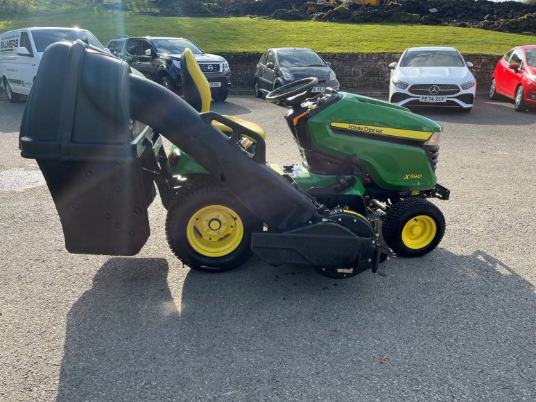 John Deere X590 Ride on Mower