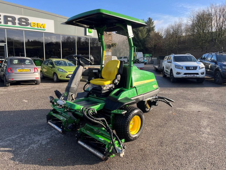 John Deere 7200A Surrounds Mower 