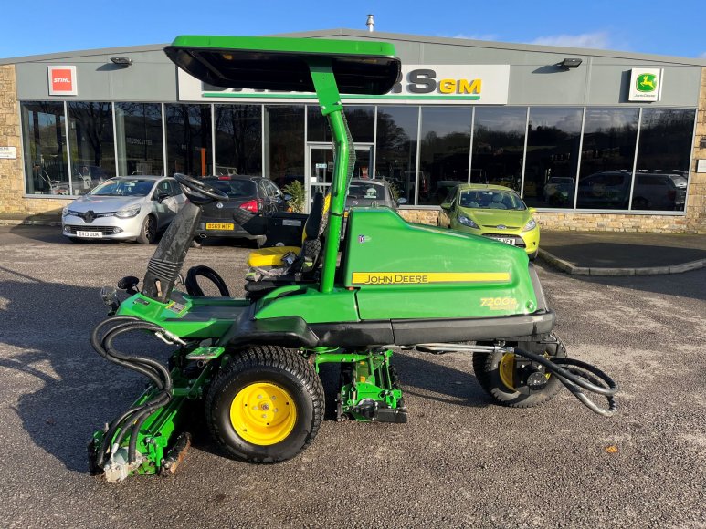 John Deere 7200A Surrounds Mower 