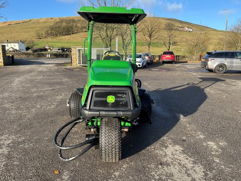 John Deere 7200A Surrounds Mower 