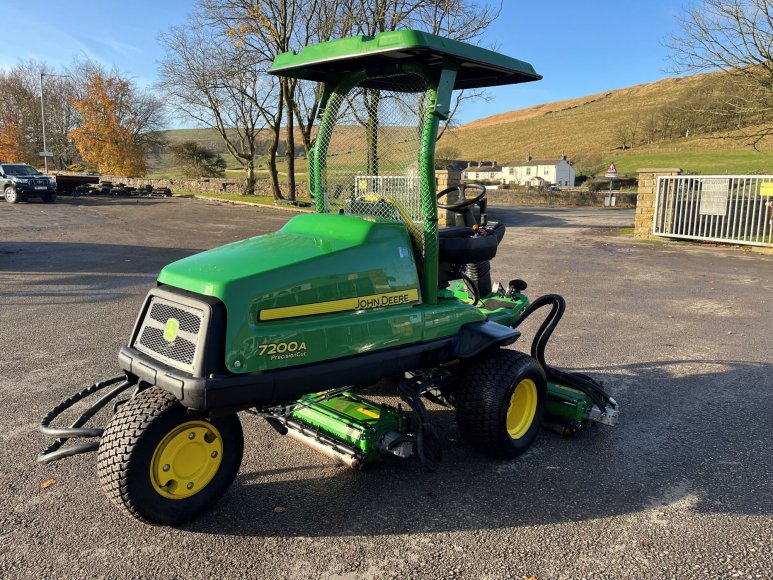 John Deere 7200A Surrounds Mower 