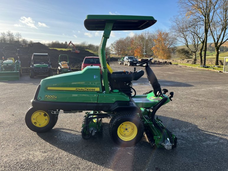 John Deere 7200A Surrounds Mower 