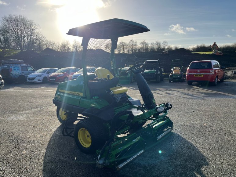 John Deere 7200A Surrounds Mower 