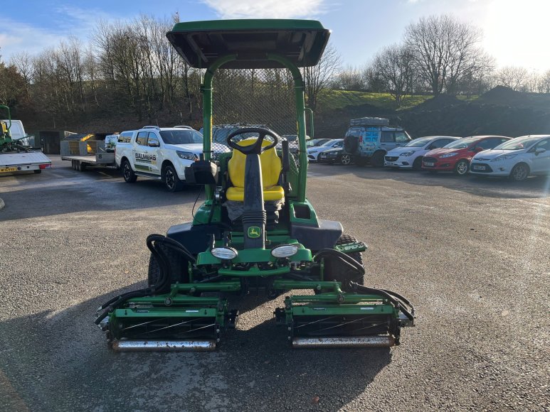 John Deere 7200A Surrounds Mower 