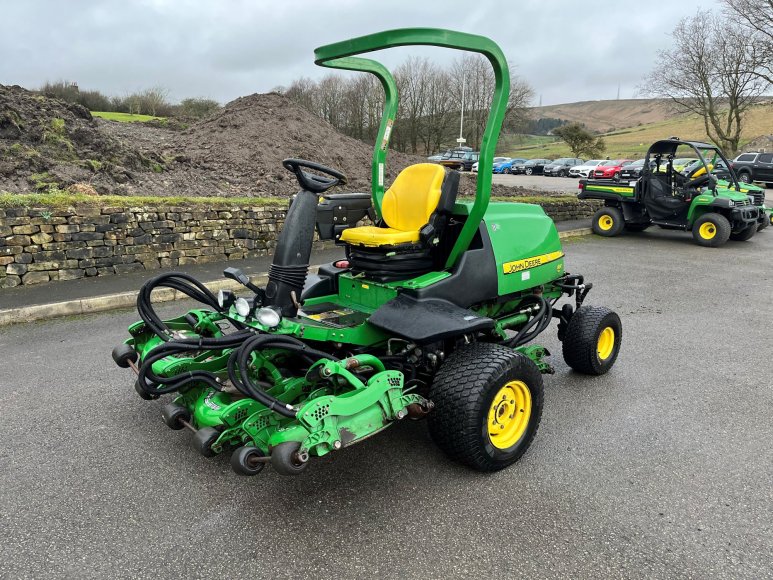 John Deere 8800 Terraincut Rough Mower 