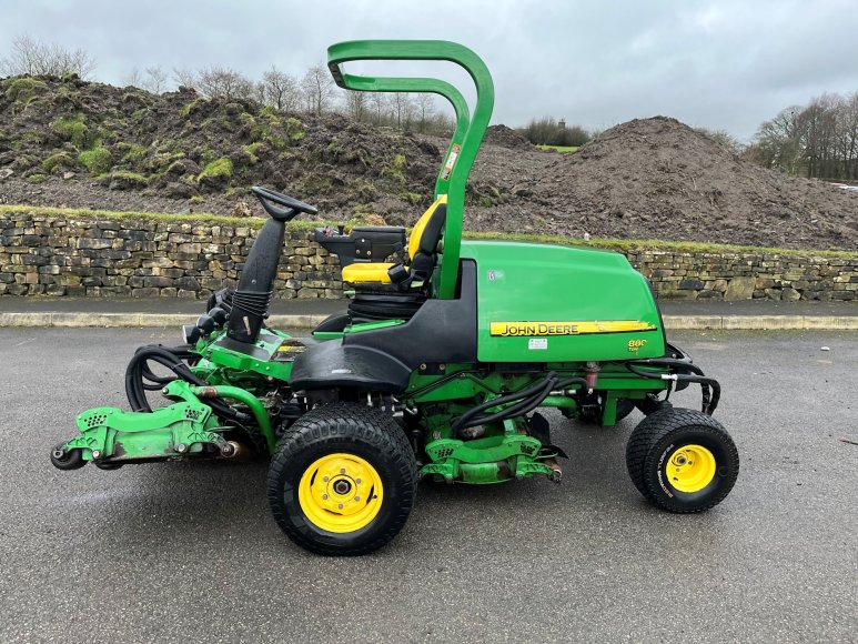 John Deere 8800 Terraincut Rough Mower 