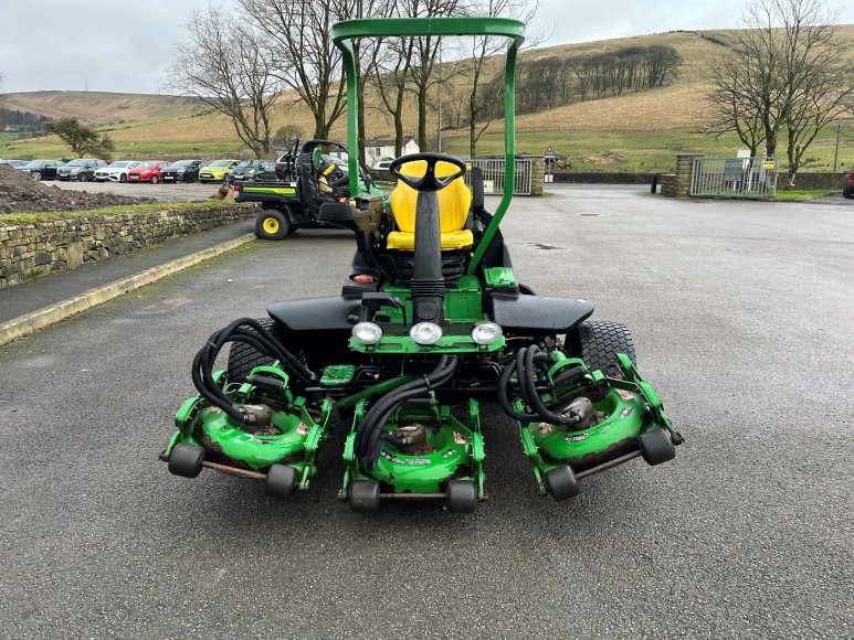 John Deere 8800 Terraincut Rough Mower 