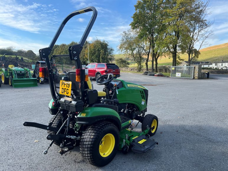 John Deere 1026R Compact Tractor 