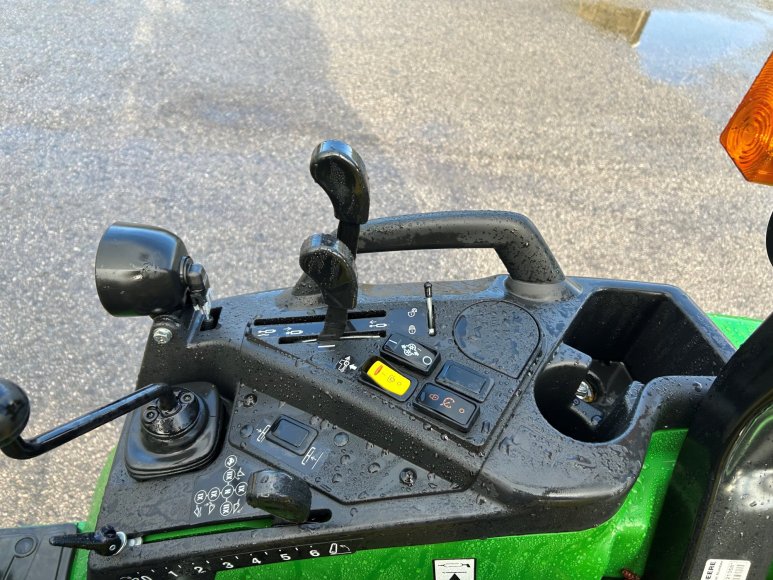 John Deere 2038R Compact Tractor c/w Loader 