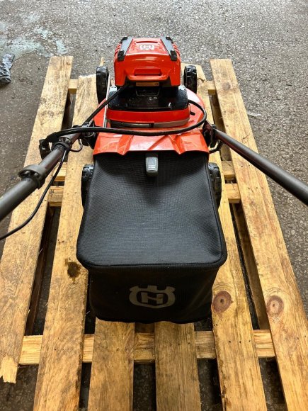 Husqvarna LC55iV Battery Mower with BLi950X battery