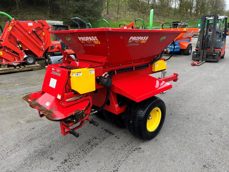 Turfmech Ty-Crop Pro Pass 180 Topdresser